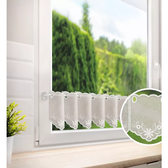 Tkanina firanowa zazdrostka z etaminy zdobiona haftem kwiatuszków