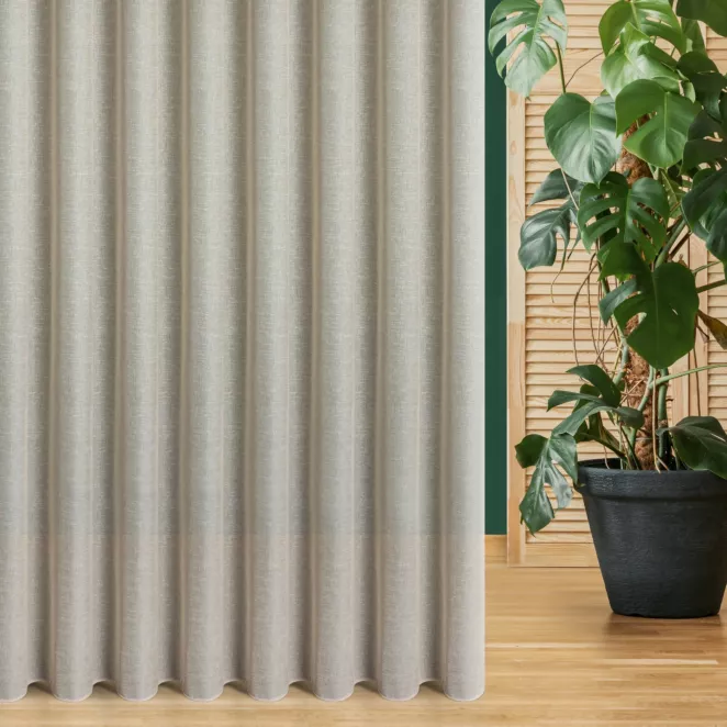 Firana szyta na taśmie 5 cm beżowa z matowej etaminy o naturalnym splocie w stylu eko, wykończona obciążnikiem