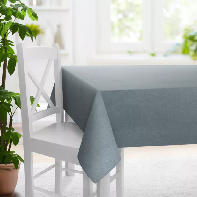 Obrus szyty niebieski z gładkiej, zaciemniającej tkaniny z wyraźnym splotem