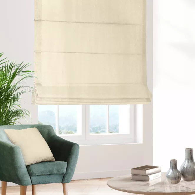 Roleta rzymska kremowa z błyszczącej tkaniny zaciemniającej