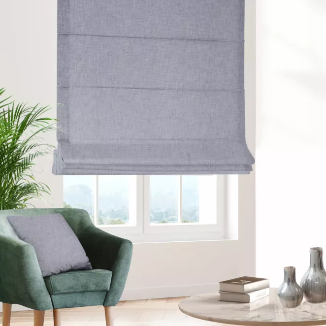 Roleta rzymska CASSIA popielata z miękkiej tkaniny o regularnym luźnym splocie wykończona obciążnikiem.