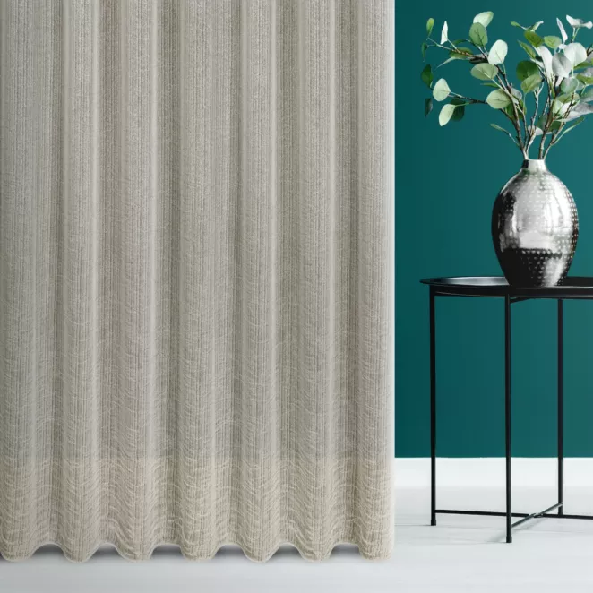 Firana szyta na taśmie 5 cm złocista z półmatowej kreszowanej tkaniny, w nieregularne, cienkie, pionowe pasy, wykończona obciążnikiem