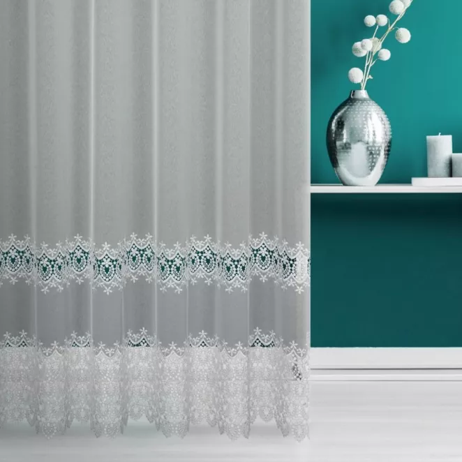 Firana szyta na taśmie 5 cm biała z matowej markizety zdobionej piękną koronkową aplikacją