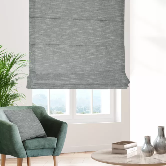 Roleta rzymska popielata z matowej luźnotkanej tkaniny z efektem melanżu, wykończona obciążnikiem