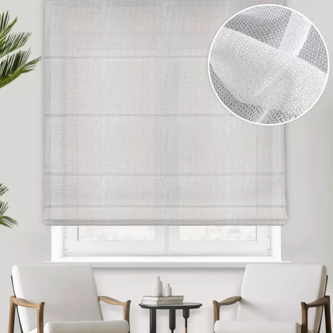 Roleta rzymska GIOVANNA biała z lekko połyskliwej miękkiej tkaniny o ciekawym splocie, wykończona obciążnikiem