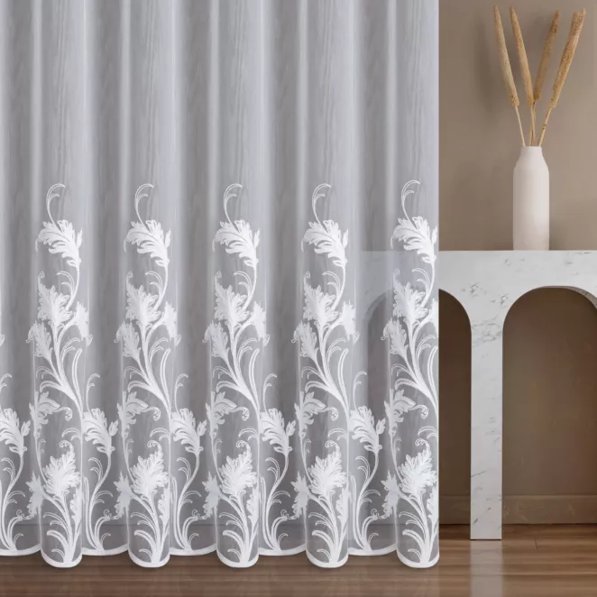 Firana szyta na taśmie 5 cm biała z tkaniny z efektem deszczyku, zdobionej haftem łańcuszkowym