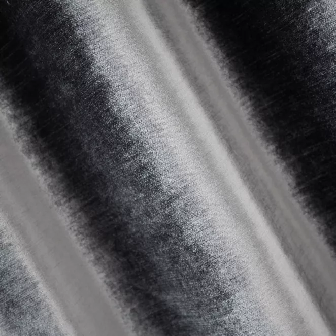 M193/2 Zasłona szyta na taśmie 5 cm SAFARI 1 grafitowa z miękkiej welwetowej tkaniny z połyskiem i poziomym prążkiem