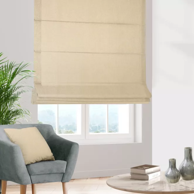 Roleta rzymska beżowa z gładkiej, zaciemniającej tkaniny z wyraźnym splotem