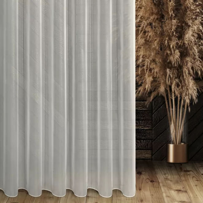 Firana szyta na taśmie 5 cm kremowa zdobiona pionowymi, połyskującymi paskami z nici metalicznej, wykończona obciążnikiem
