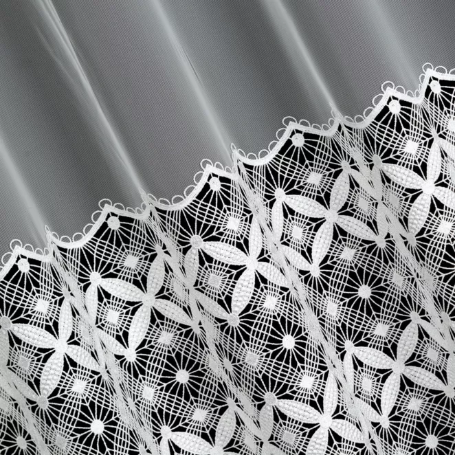 E121/2 Firana szyta na taśmie 5 cm naturalna z tkaniny typu peru, zdobion szeroka aplikacją z wzorem geometrycznym Italissima Eva Minge