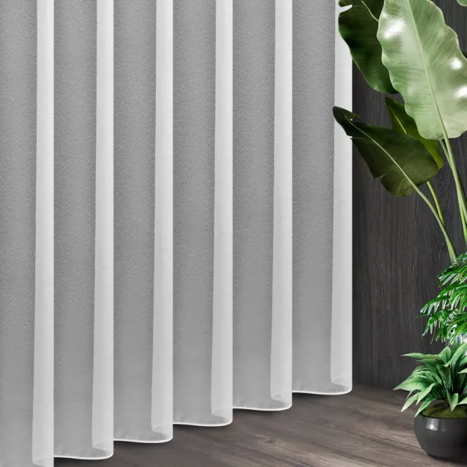 Tkanina firanowa gładka matowa markizeta o gęstym splocie zakończona szwem obciążającym