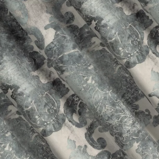 E129/4 Zasłona szyta na taśmie 5 cm srebrno niebieska z miękkiej, welwetowej tkaniny w duży wzór ornamentowy Italissima Eva Minge