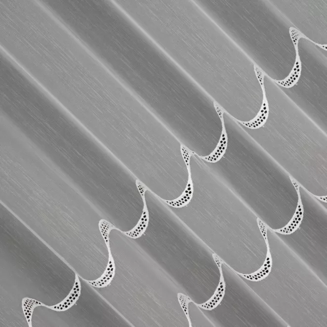 P268/1 Firana szyta na taśmie 5 cm biała z matowej tkaniny ozdobiona eleganckim, ażurowym haftem