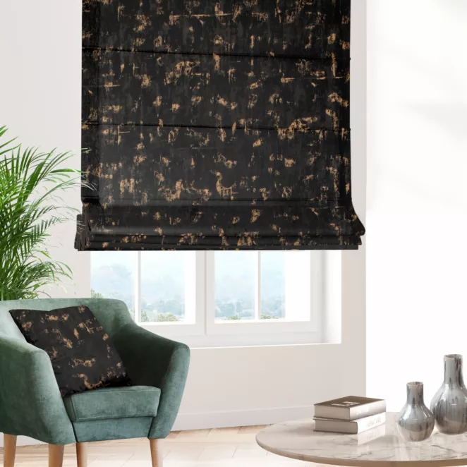 Roleta rzymska czarno złocista z tkaniny welwetowej zdobionej połyskującym drukiem