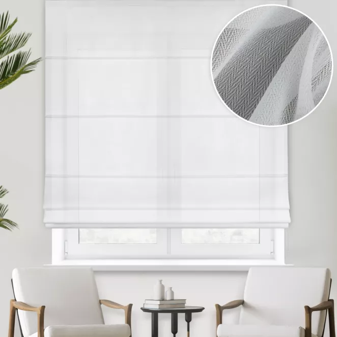 Roleta rzymska biała z połyskującej tkaniny o charakterystycznym jodełkowym wzorze, wykończona obciążnikiem