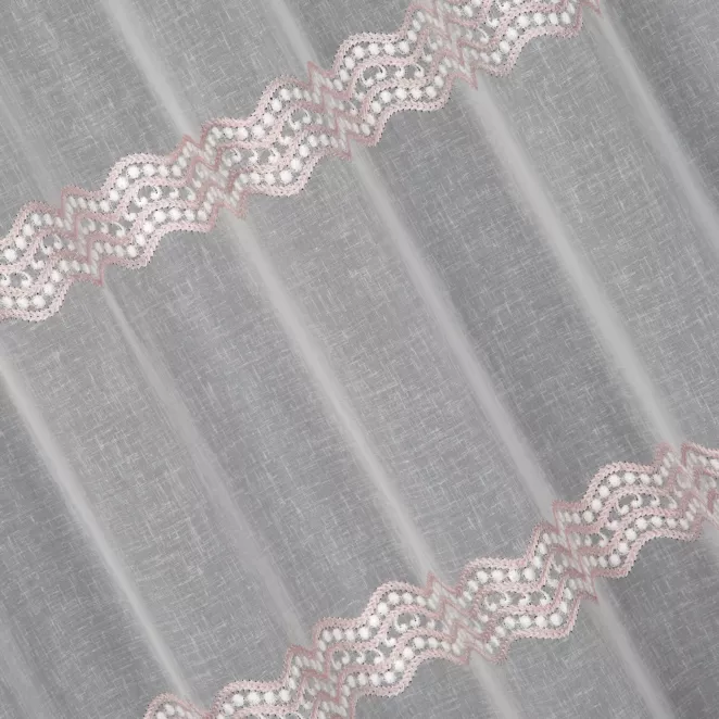 R136/1 Firana szyta na taśmie 5 cm kremowo pudrowa z miękkiej etaminy z poziomymi pasami haftu