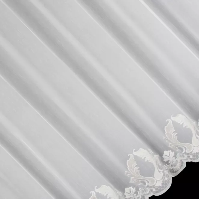 E104/2 Firana szyta na taśmie 5 cm biało srebrzysta z tkaniny typu ADEN z delikatnym deszczykiem, zdobiona fantazyjnym haftem z dodatkiem welwetu Italissima Eva Minge