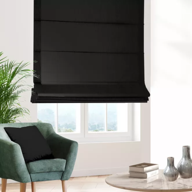 Roleta rzymska czarna z gładkiej zaciemniającej tkaniny typu dimout
