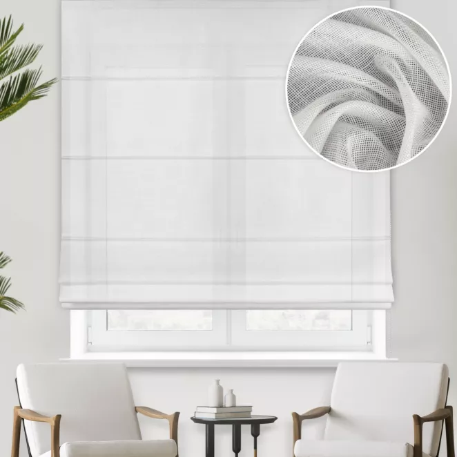 Roleta rzymska naturalna o luźnym splocie z dodatkiem transparentnej nici, nadającej delikatny połysk tkaninie, wykończona obciążnikiem