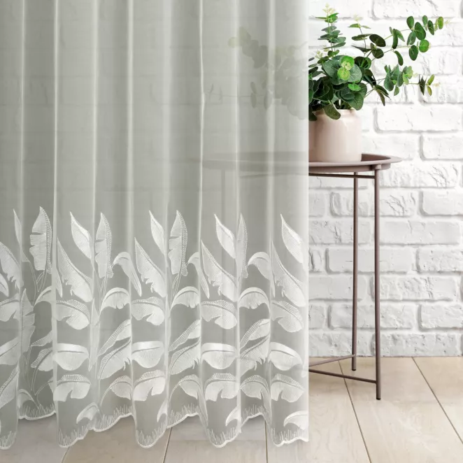 Firana szyta na taśmie 5 cm kremowa z delikatnej, lekkiej tkaniny typu PERU matowe, ozdobionej eleganckim haftowanym wzorem w liście