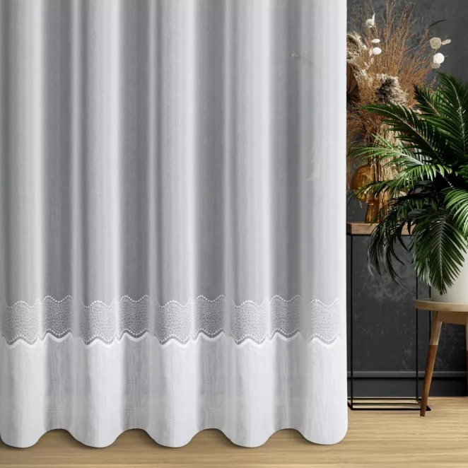 Firana szyta na taśmie 5 cm biała z miękkiej tkaniny typu BATYST z ozdobnym podwinięciem i haftem u dołu tkaniny