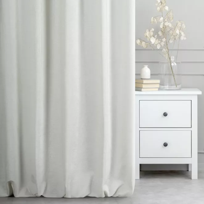 Zasłona szyta na taśmie 5 cm TEXTURE 2 kremowo srebrna z miękkiej tkaniny szenilowej z błyszczącym nadrukiem