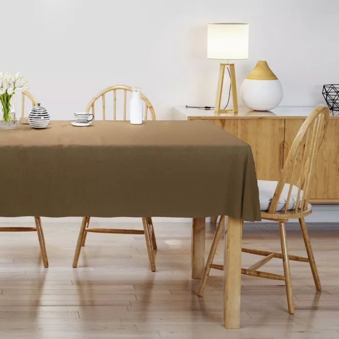 Obrus szyty jasnobrązowy z miękkiej, matowej tkaniny w drobny geometryczny wzór