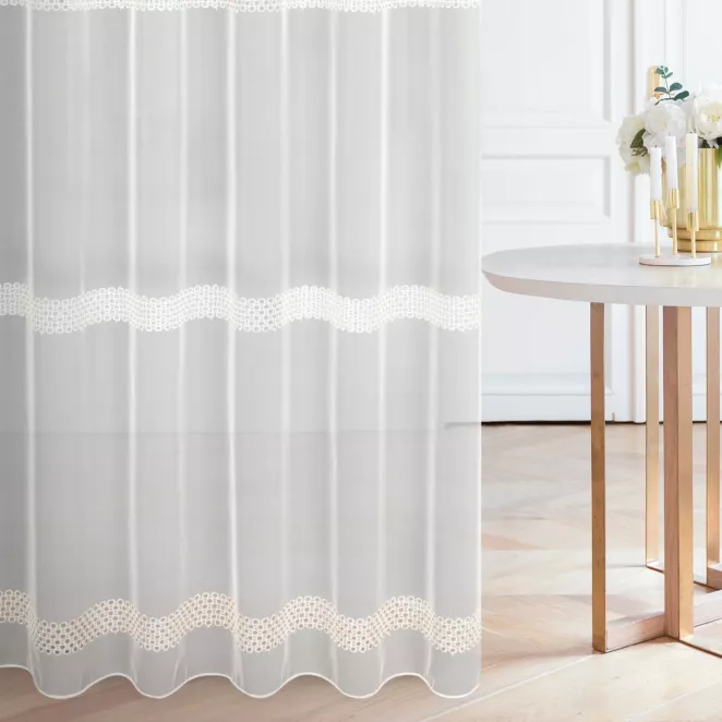 Firana szyta na taśmie 5 cm kremowa z matowego PERU, zdobiona ażurowym haftem w kółeczka tworząc poziome pasy