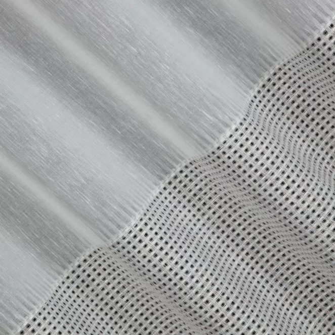 H215/3 Firana szyta na taśmie 5 cm naturalno beżowa z matowej etaminy ozdobionej szerokim ażurowym pasem, wykończona obciążnikiem