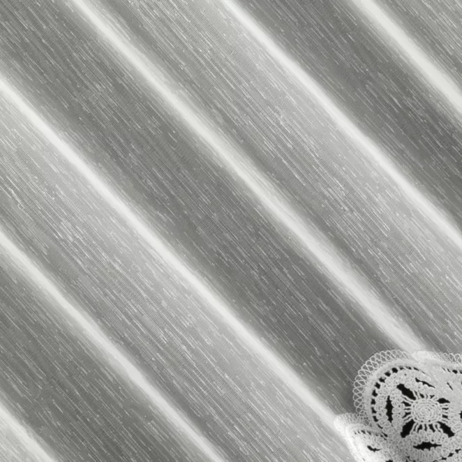 H247/5 Firana szyta na taśmie 5 cm naturalna z cienkiej matowej tkaniny z efektem deszczyku zdobionej kordonkową aplikacją