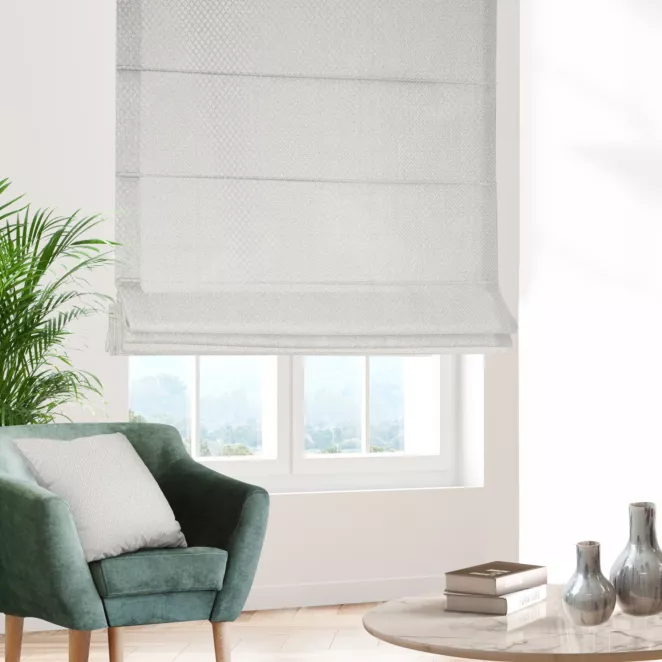 Roleta rzymska kremowo srebrna z szenilowej tkaniny w drobny geometryczny wzór przetykany błyszczącą nicią