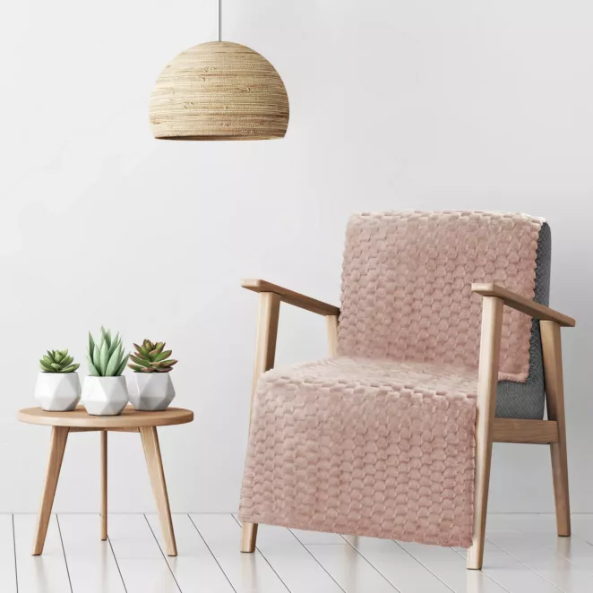 Narzuta na fotel-koc 70x160 cm pudrowa miękka i miła w dotyku z wytłaczanym wzorem 3D CINDY 6 Design 91