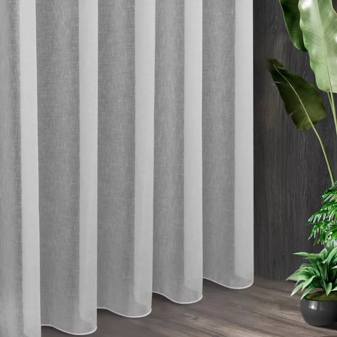 Tkanina firanowa etamina o luźnym splocie zakończona szwem obciążającym