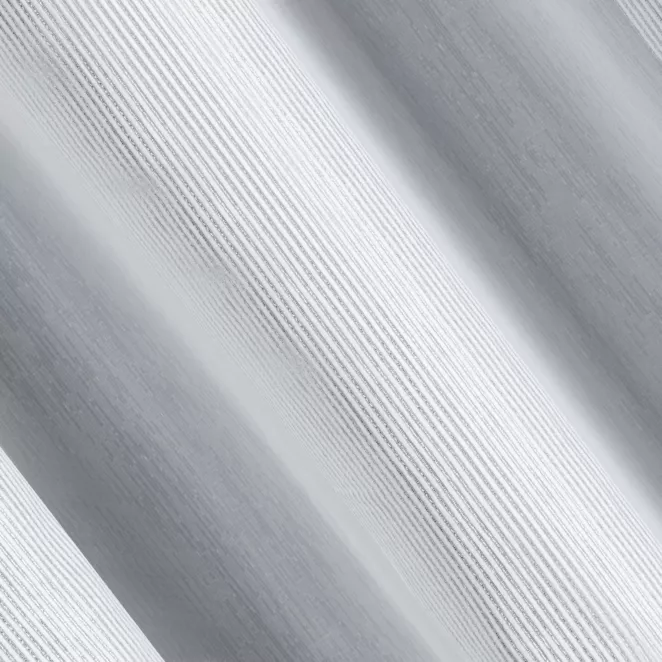 P244/6 Firana szyta na taśmie 5 cm BELISSA biała z półprzezroczystej matowej tkaniny w miękkie szerokie pasy przytykane błyszczącą nicią, wykończona obciążnikiem