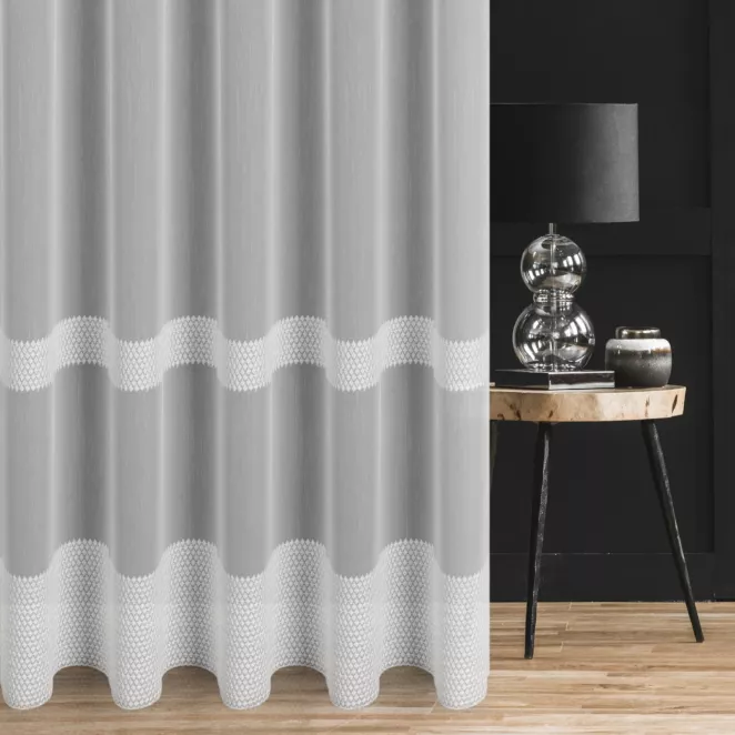 Firana szyta na taśmie 5 cm biała z tkaniny typu Aden, zdobiona drobnym, geometrycznym haftem tworzącym poziome pasy