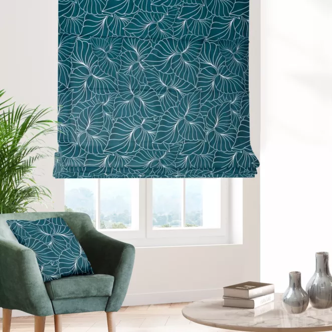 Roleta rzymska turkusowo biała z miękkiej, welwetowej tkaniny, z nadrukowanym dużym wzorem kwiatowym