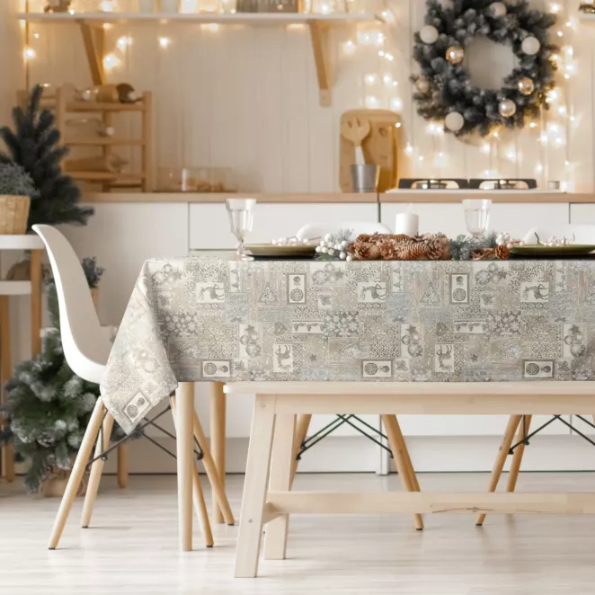 Obrus beżowo, szary 135x180 cm z żakardowej tkaniny NOEL z patchworkowym motywem przetykany srebrną nicią