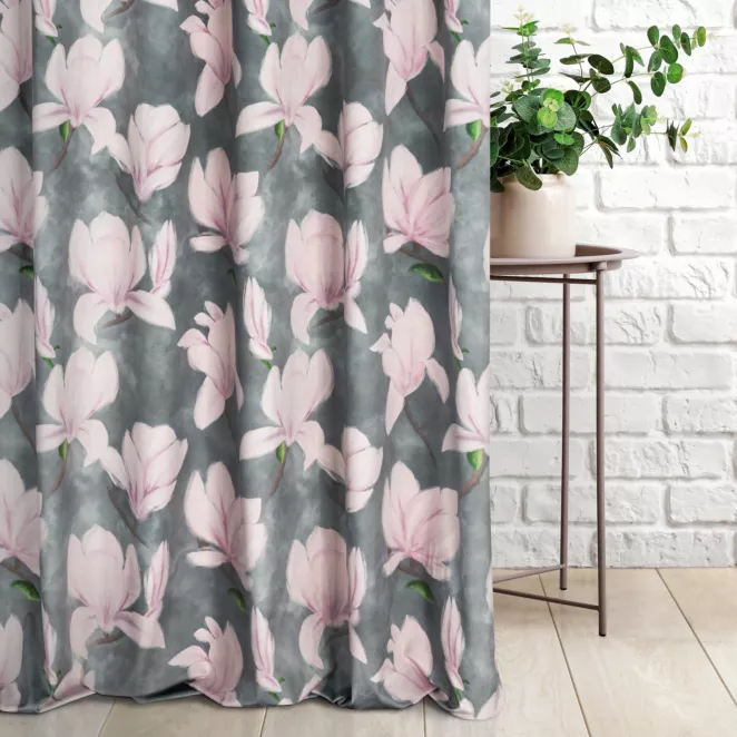 Zasłona szyta na taśmie 5 cm srebrno różowa z miękkiej, welwetowej tkaniny, z nadrukowanym dużym wzorem kwiatowym