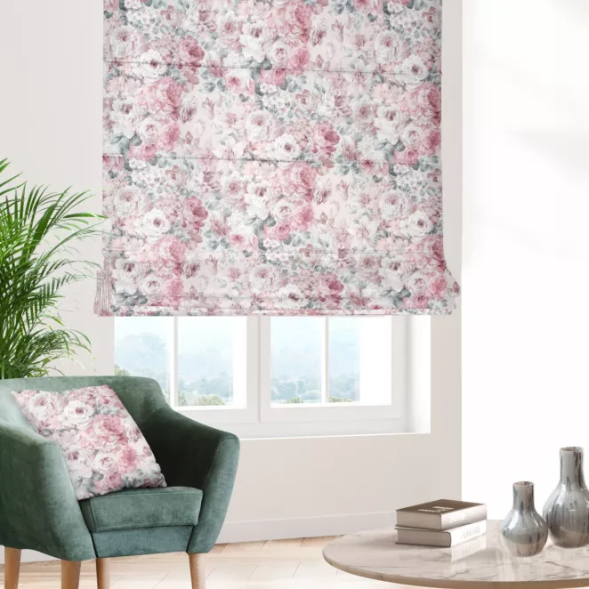 Roleta rzymska różowo popielata z tkaniny o naturalnym splocie z nadrukowanym kwiatowym wzorem