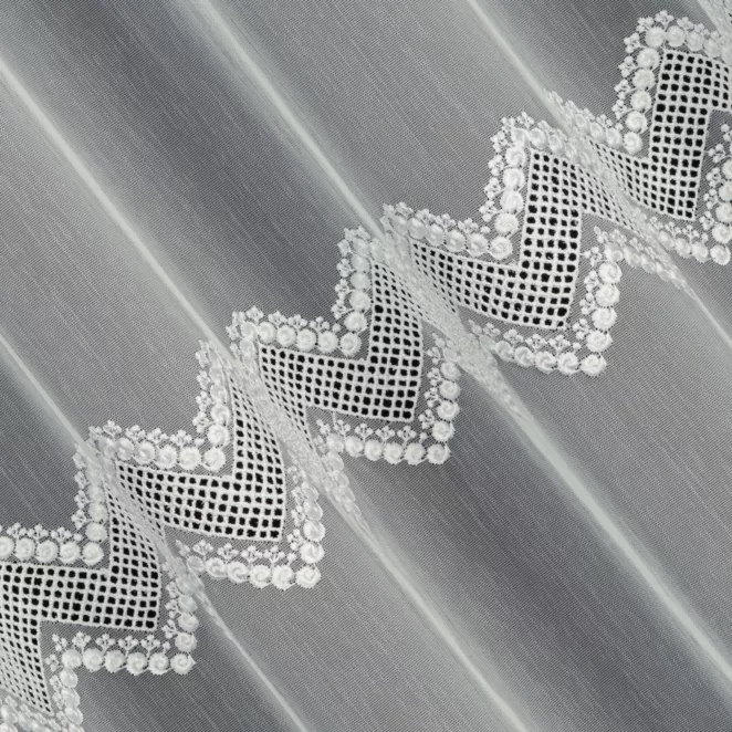 P271/4 Firana szyta na taśmie 5 cm kremowa z tkaniny typu ADEN z efektem deszczyku, zdobiona ażurowym haftem