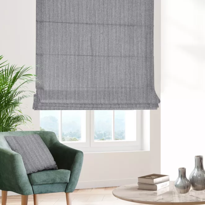 Roleta rzymska jasnoszara z tkaniny z efektem melanżu wykończona obciążnikiem