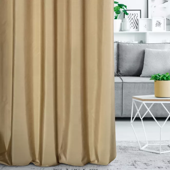 Zasłona szyta na taśmie 5 cm jasnobeżowa z gładkiej tkaniny z delikatnym połyskiem