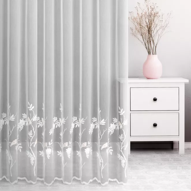 Firana szyta na taśmie 5 cm naturalna z delikatnej tkaniny typu aden zdobionej aplikacją