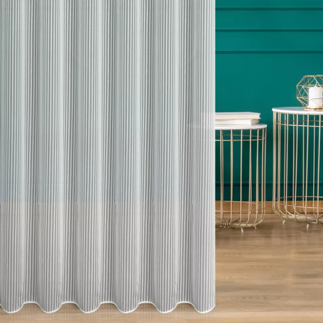 Firana szyta na taśmie 5 cm biało miedziana tkanina w cienkie pionowe pasy, zdobione połyskującą nicią w miedzianym kolorze, wykonczona obciążnikiem