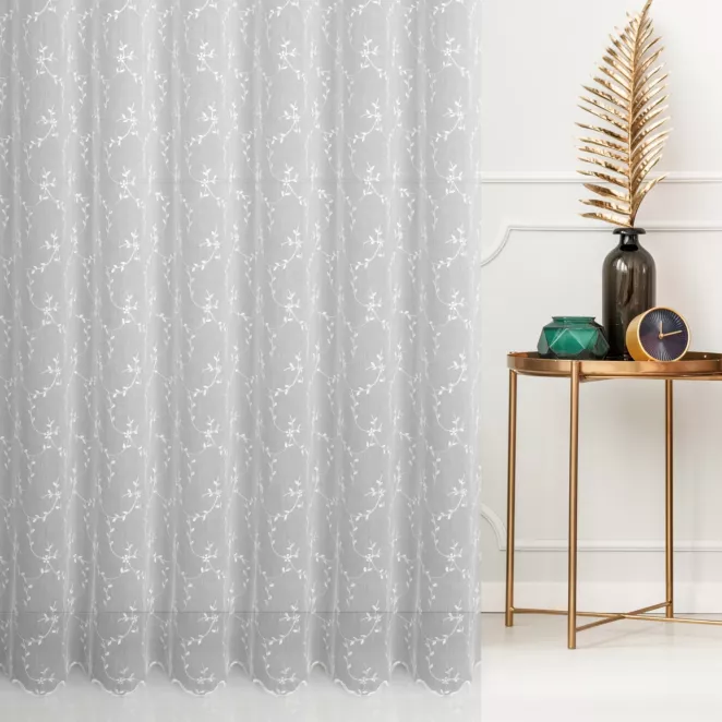 Firana szyta na flexach biała z matowej tkaniny typu ADEN zdobionej drobnym roślinnym haftem