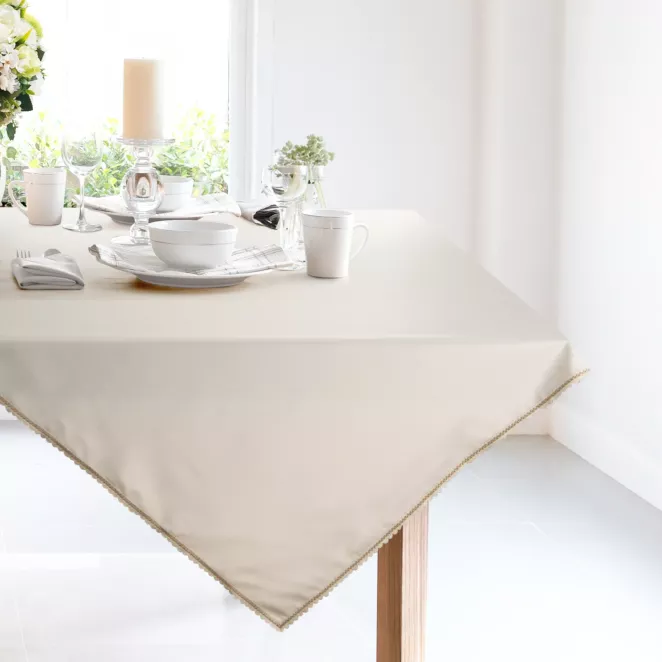 Bieżnik na stół kremowy 85x85 cm LACE z szampańskim haftowanym zdobieniem
