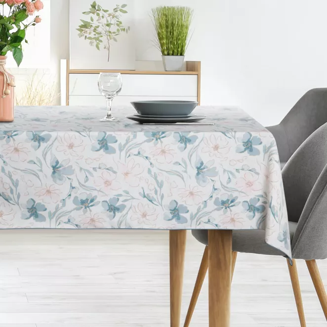 Obrus naturalno, jasnoniebieski 145x180 cm INES 10 z nadrukowanym motywem pastelowych kwiatów