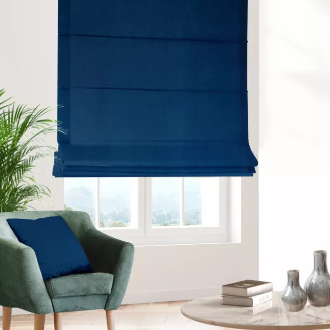 Roleta rzymska granatowa z miękkiej tkaniny o welurowej strukturze