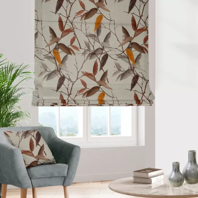 Roleta rzymska brązowo kremowa z tkaniny o naturalnym splocie z dodatkiem lnu, zdobionej nadrukiem w kształcie liści