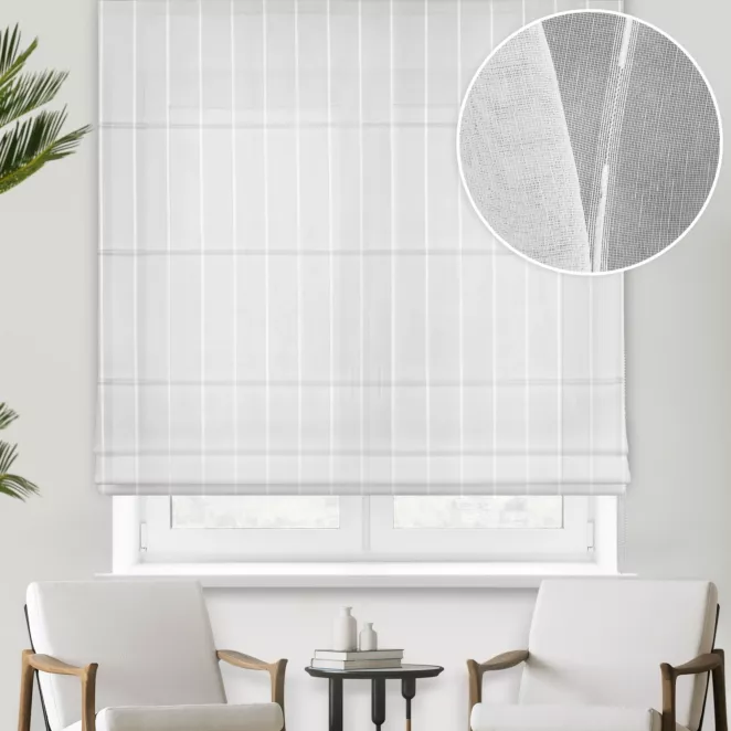 Roleta rzymska biała z tkaniny w pionowe pasy i efektem deszczyku, wykończona obciążnikiem